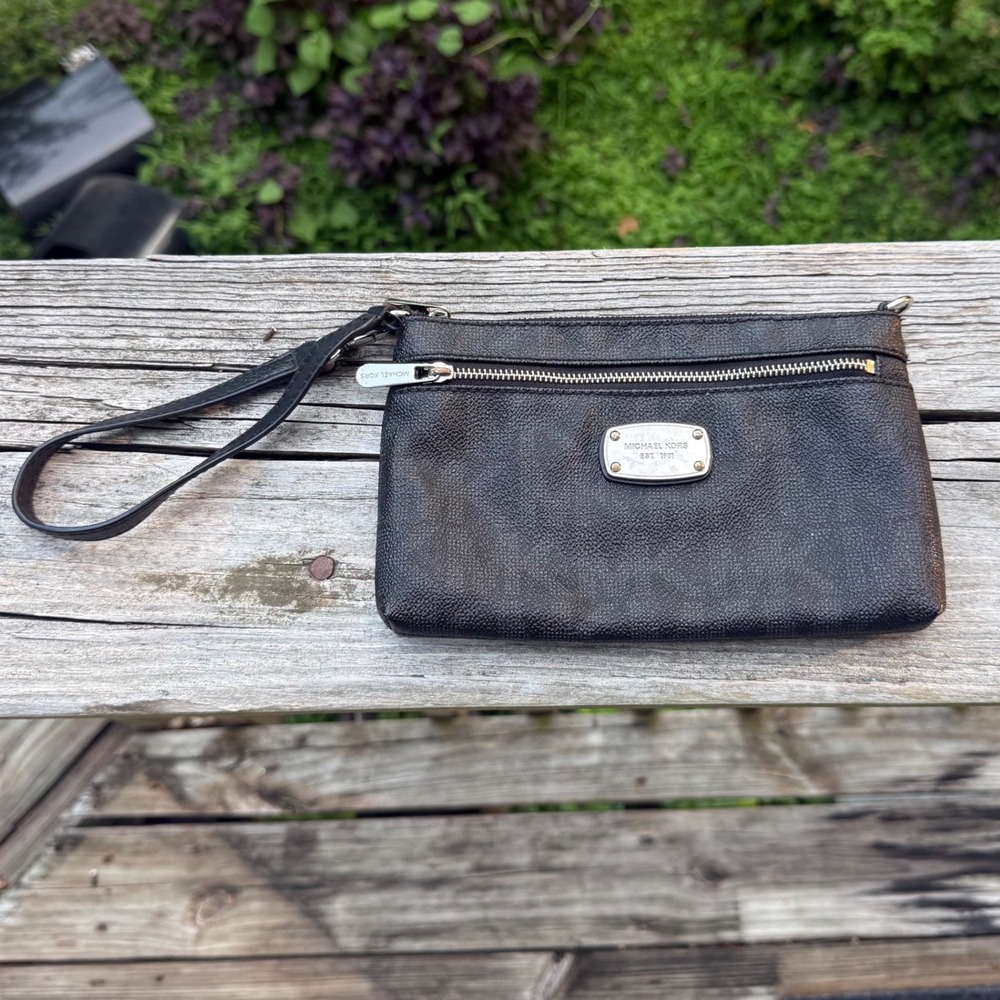 Michael Kors Jet Set  Black Wristlet Clutch Bag Silver Hardware Front Zip Pocket